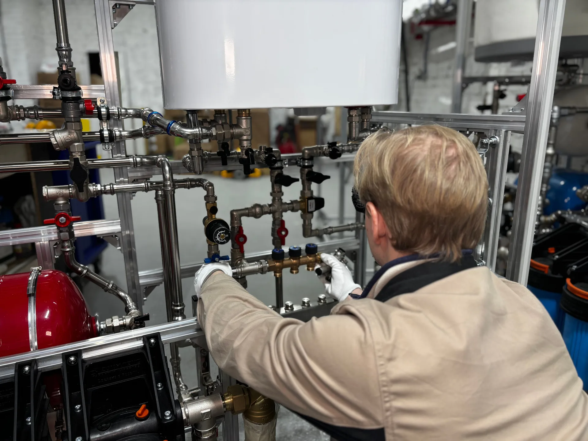 Technicien intervenant sur une installation de chauffage