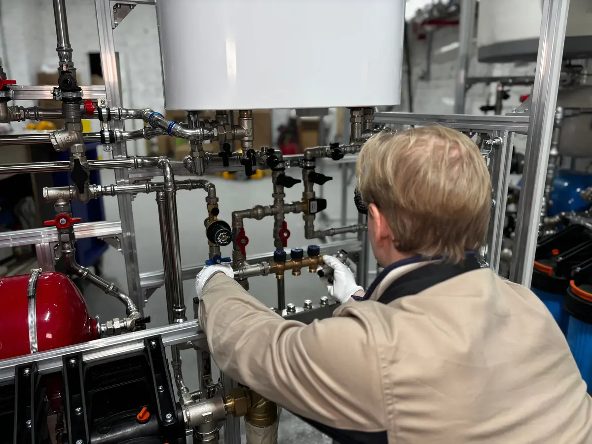 Technicien intervenant sur une installation de chauffage