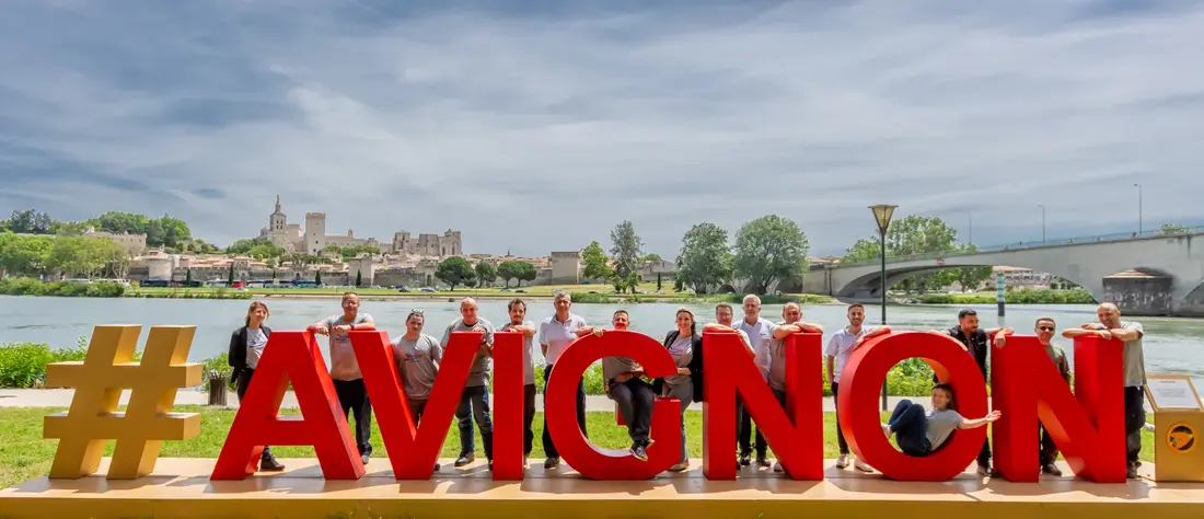 Avignon et les remparts au bord du Rhône