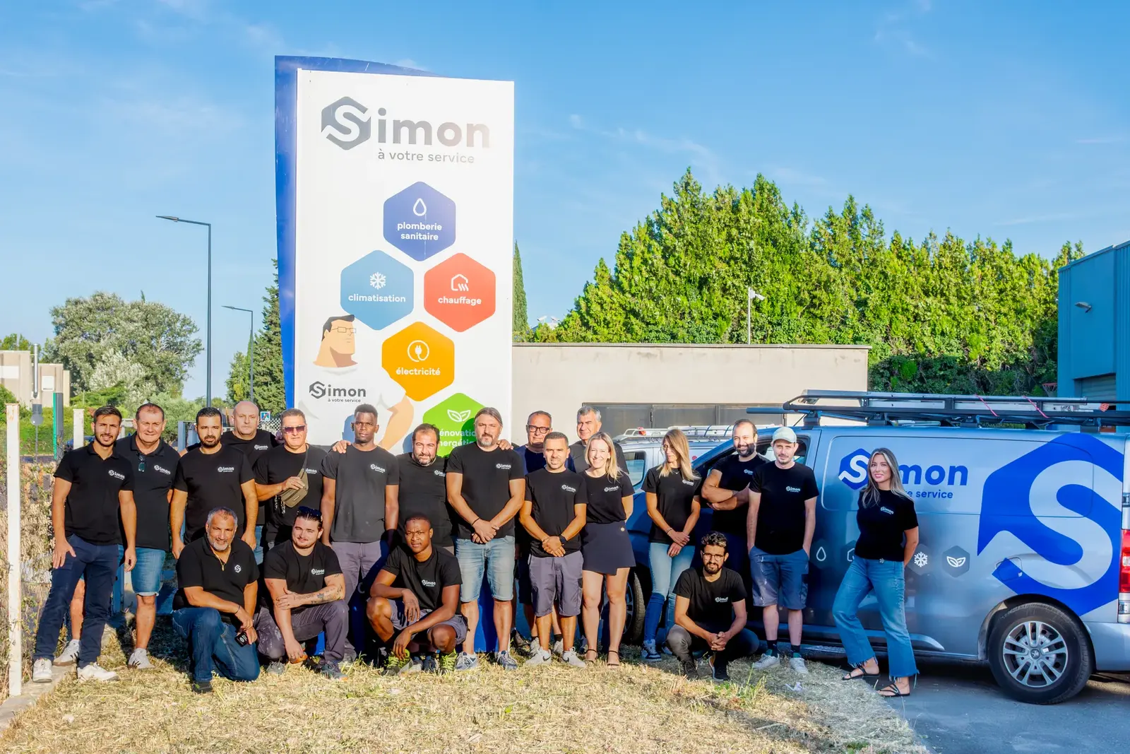 L’équipe Simon réunie devant les véhicules de l’entreprise